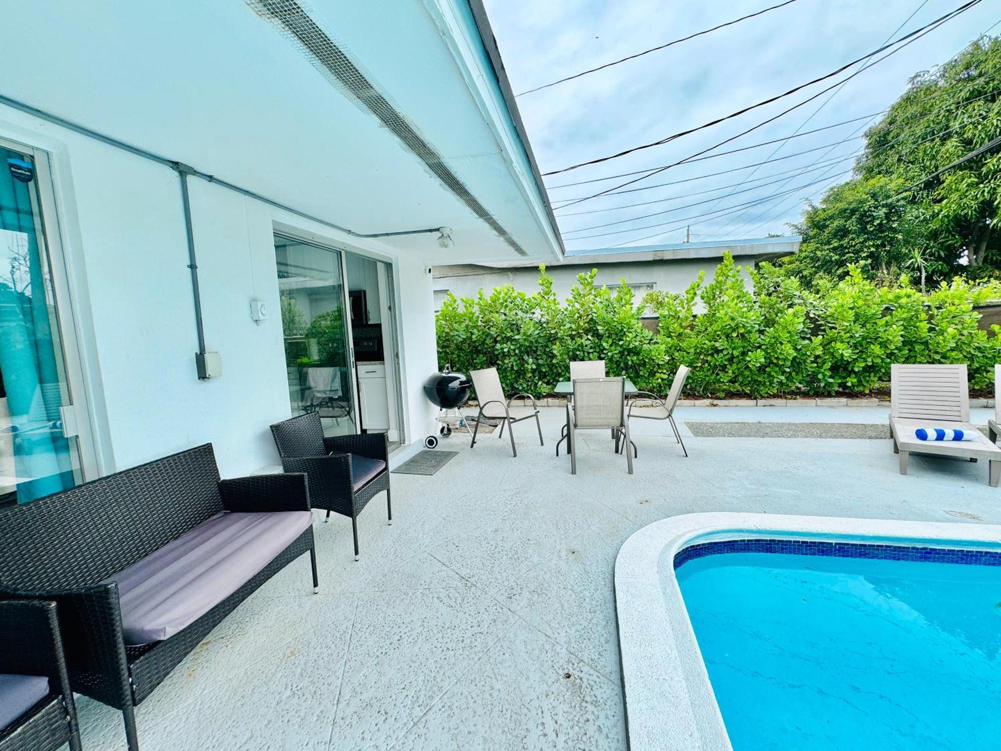Tropical Pool Courtyard & Garden View Hébergement de vacances *